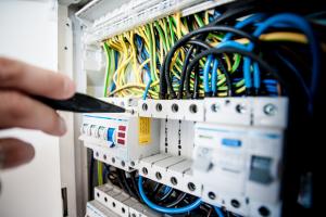 what you need to know when looking for an electrical contractor in toronto